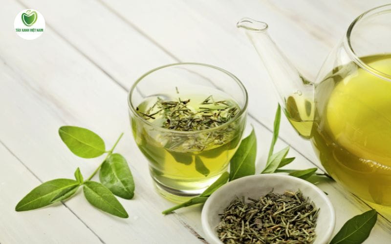 Lá chè xanh chứa nhiều hợp chất chống oxy hóa, giúp kháng viêm, kháng khuẩn