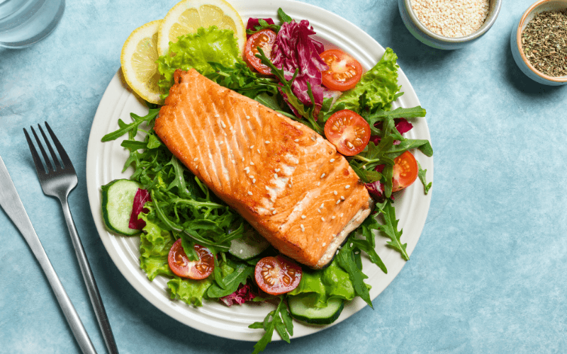 Ăn salat cá hồi có thể giảm viêm nhiễm phụ khoa