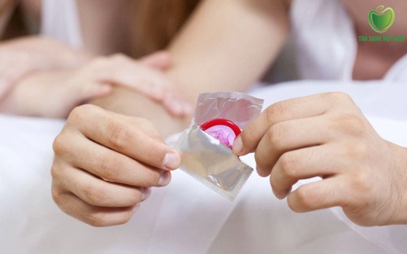 Sử dụng bao cao su khi quan hệ để tránh lây nhiễm bệnh