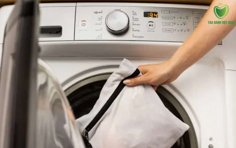 Sử dụng túi giặt lưới chuyên dụng