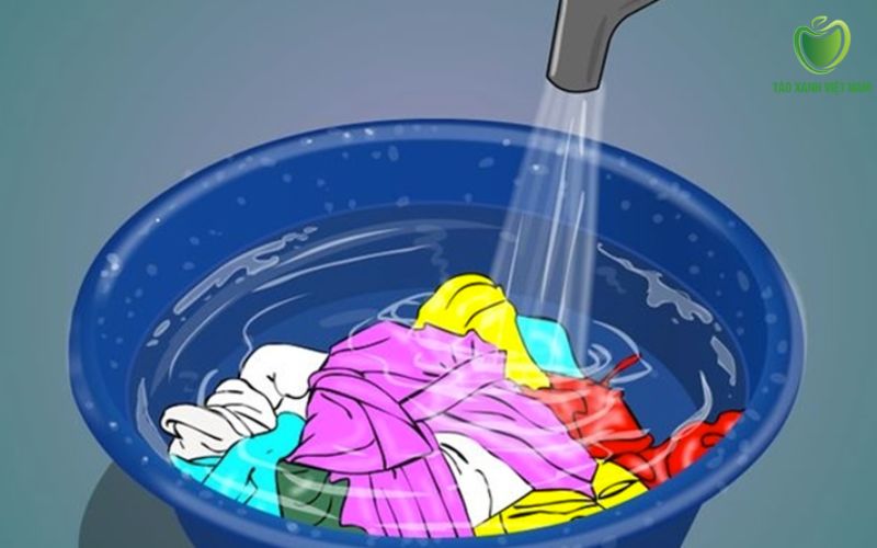Xả sạch nhiều lần bằng nước mát